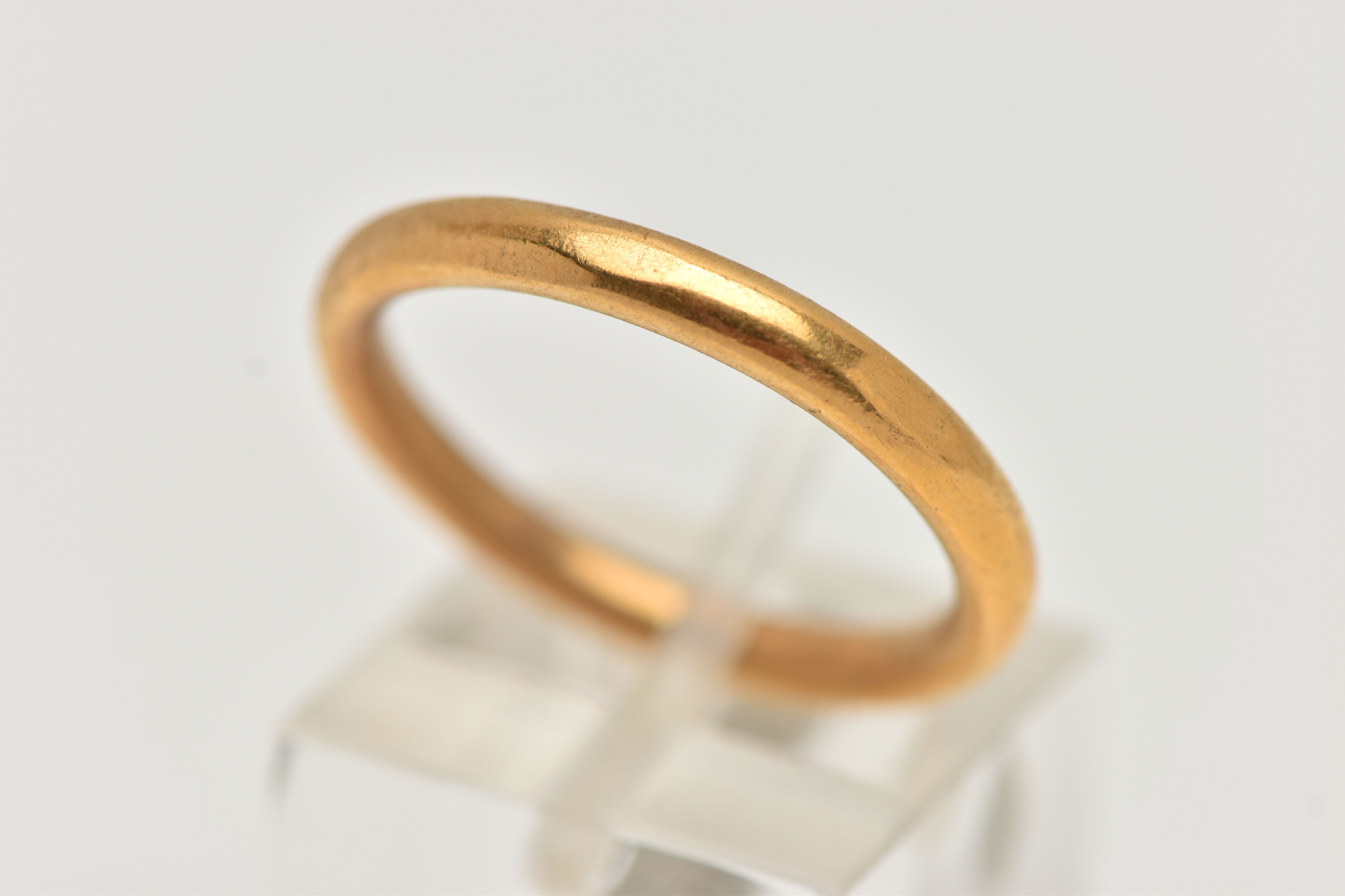 A 22CT GOLD BAND RING, polished band, hallmarked 22ct Birmingham, ring size P, approximate gross