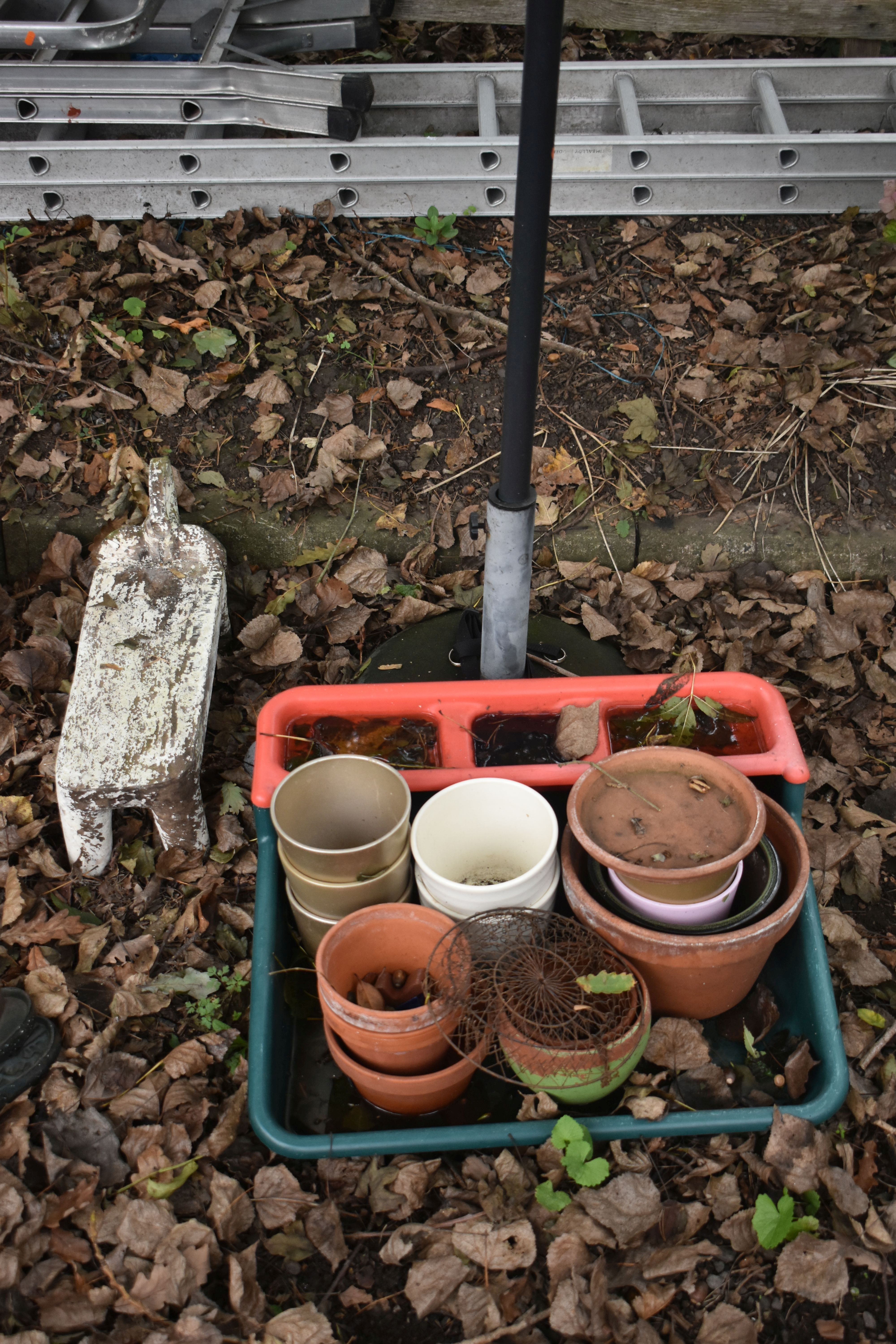 A SELECTION OF MISCELLANEOUS GARDEN ITEMS, to include twenty plus plant pots, a pair of aluminium - Image 4 of 5