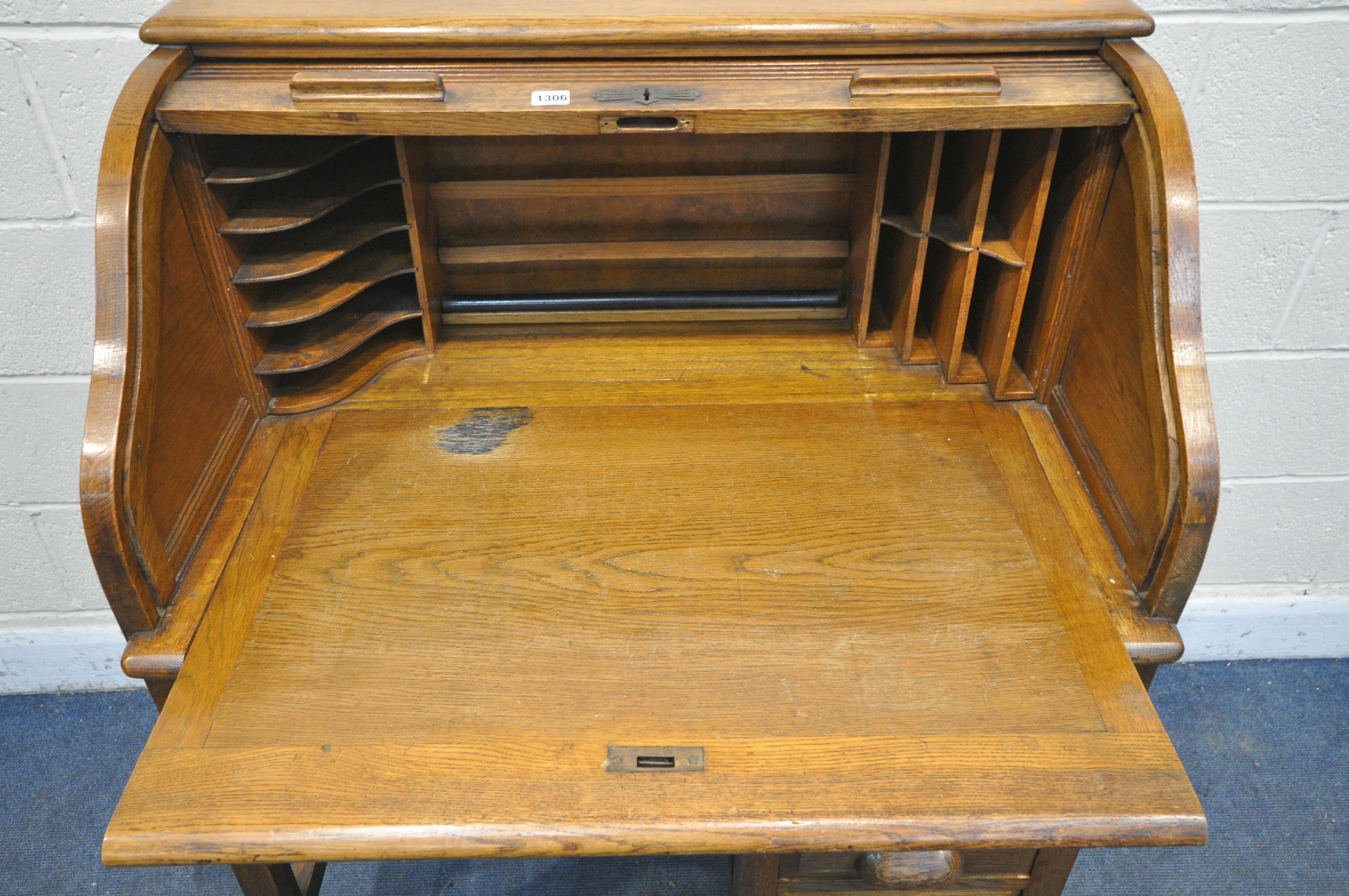 AN EARLY TO MID 20TH CENTURY OAK ROLL TOP DESK, enclosing an arrangement of pigeon holes, over - Image 4 of 4