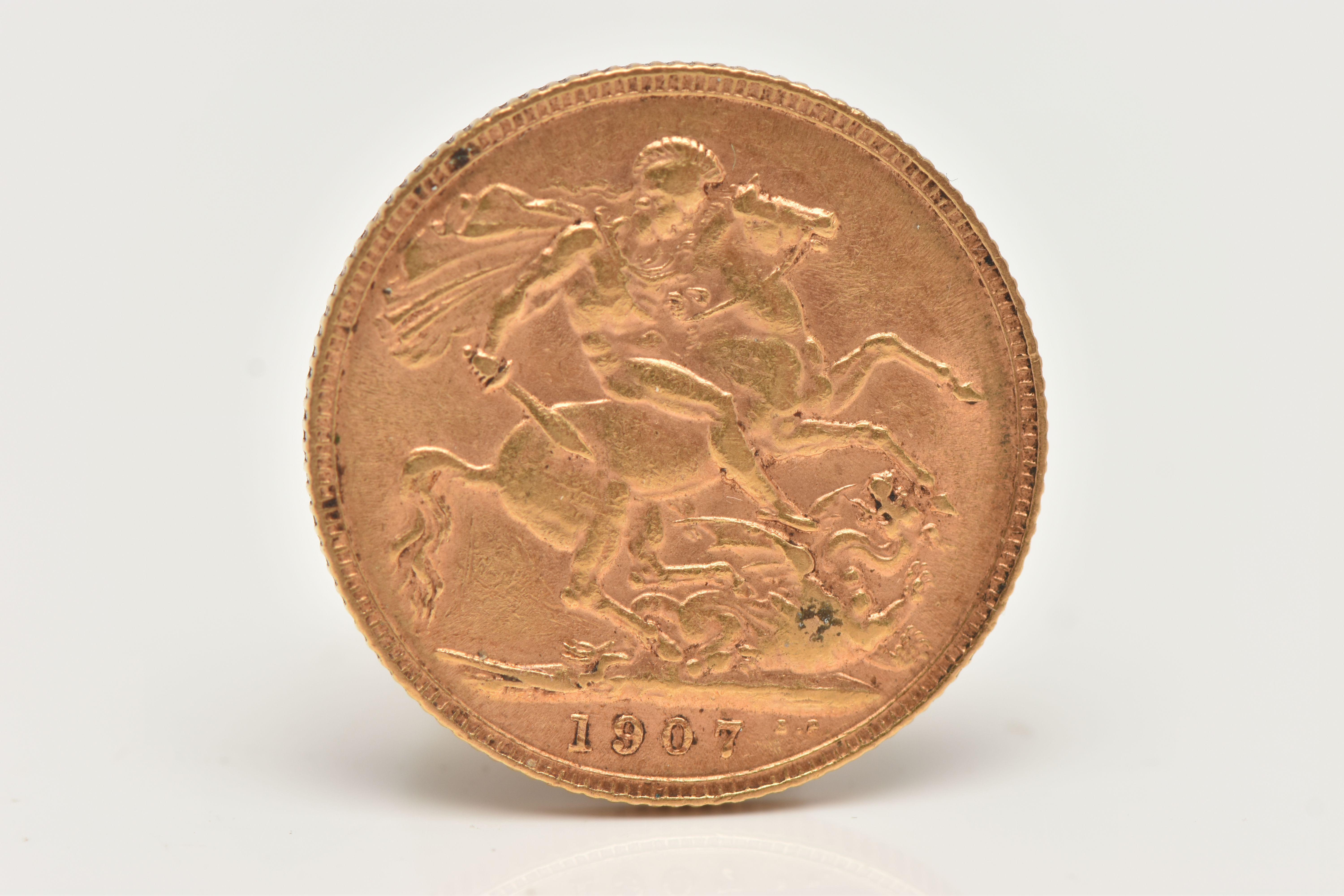 AN EDWARDIAN FULL SOVEREIGN GOLD COIN, obverse depicting Edward VII, reverse George and the Dragon