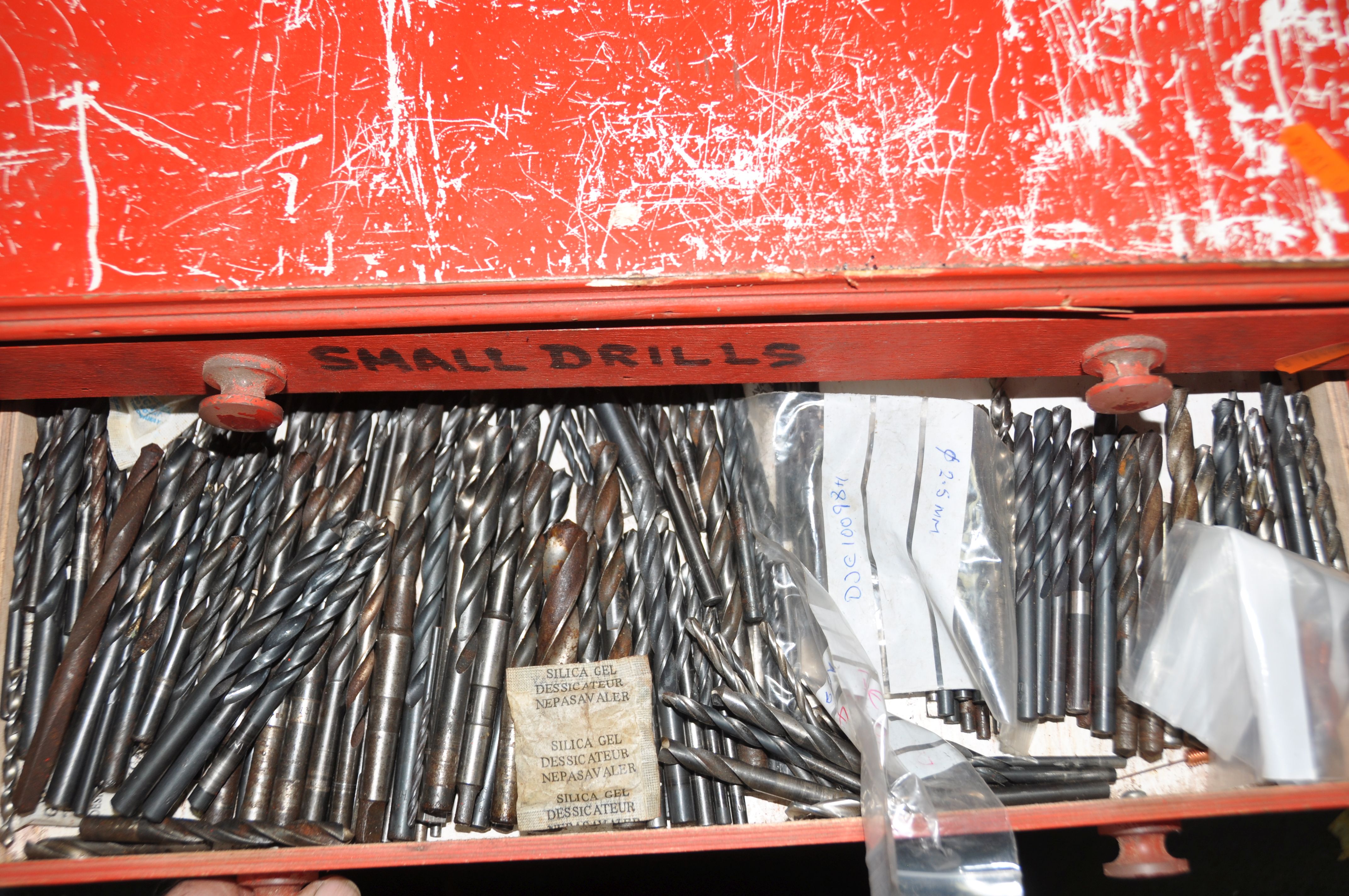 A PLYWOOD CHEST OF ELEVEN DRAWERS CONTAINING DRILL BITS, to include HSS, Taper shank, reamers, etc - Image 3 of 12