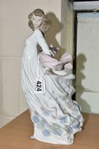 A LLADRO PORCELAIN FIGURE, 'Spring Splendour' model No.5898, sculpted by Rejino Torrijos, issued