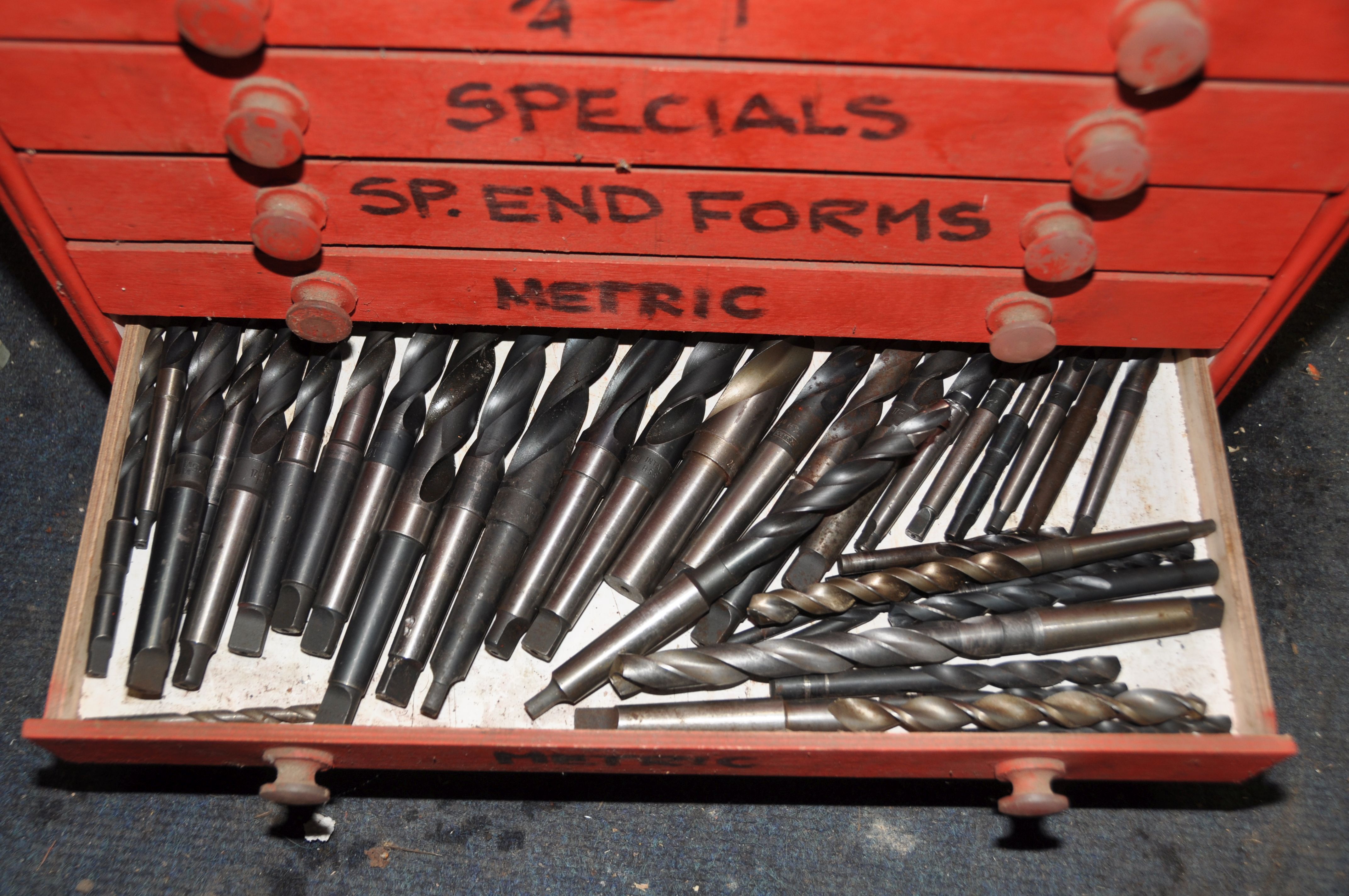 A PLYWOOD CHEST OF ELEVEN DRAWERS CONTAINING DRILL BITS, to include HSS, Taper shank, reamers, etc - Image 11 of 12