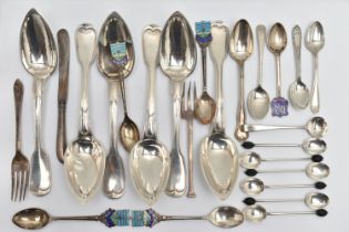 AN ASSORTMENT OF SILVER FLATWARE, to include a set of six coffee spoons, hallmarked 'Hukin & Heath