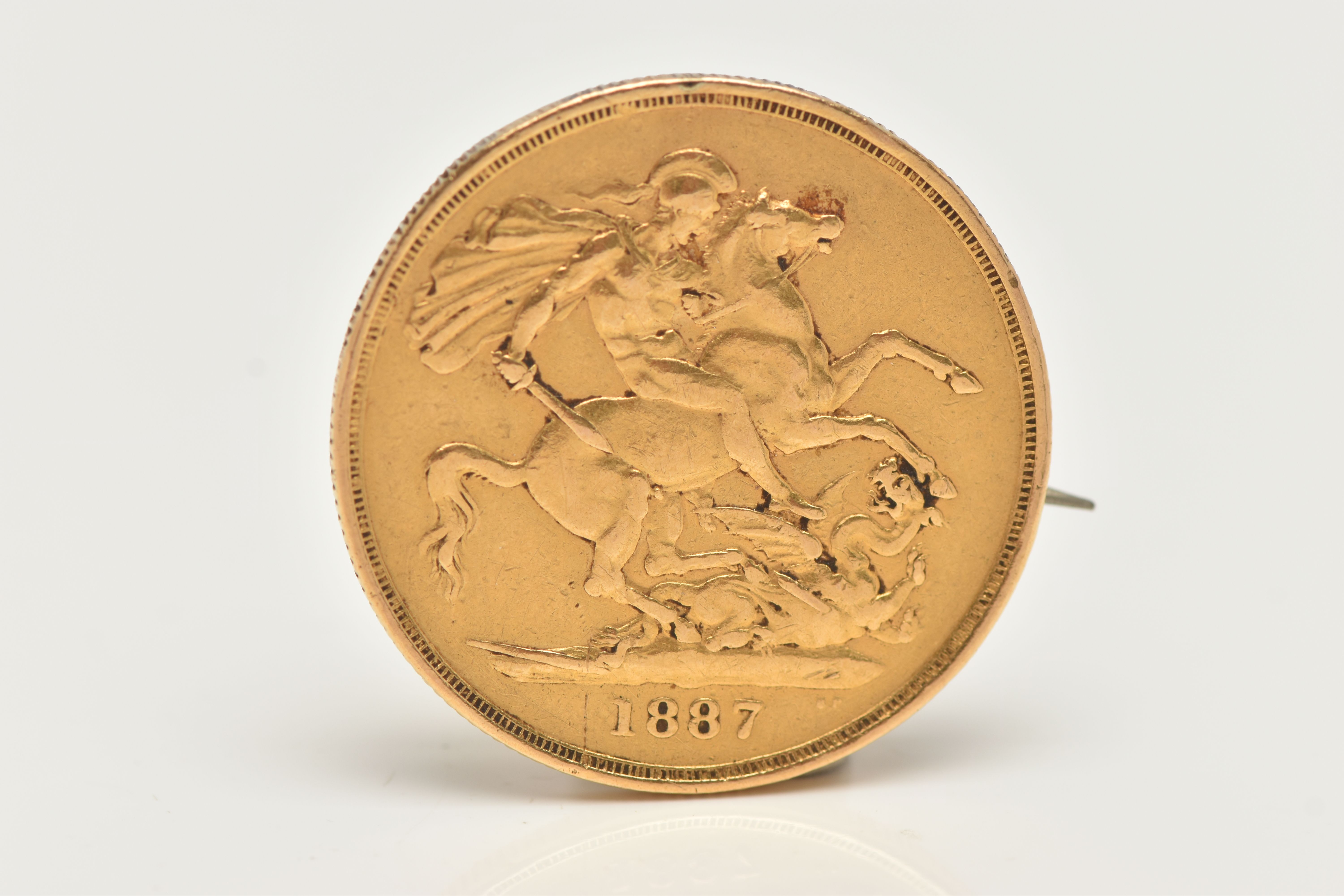 A MOUNTED DOUBLE SOVEREIGN BROOCH, obverse depicting Victoria Jubilee head, reverse George and the