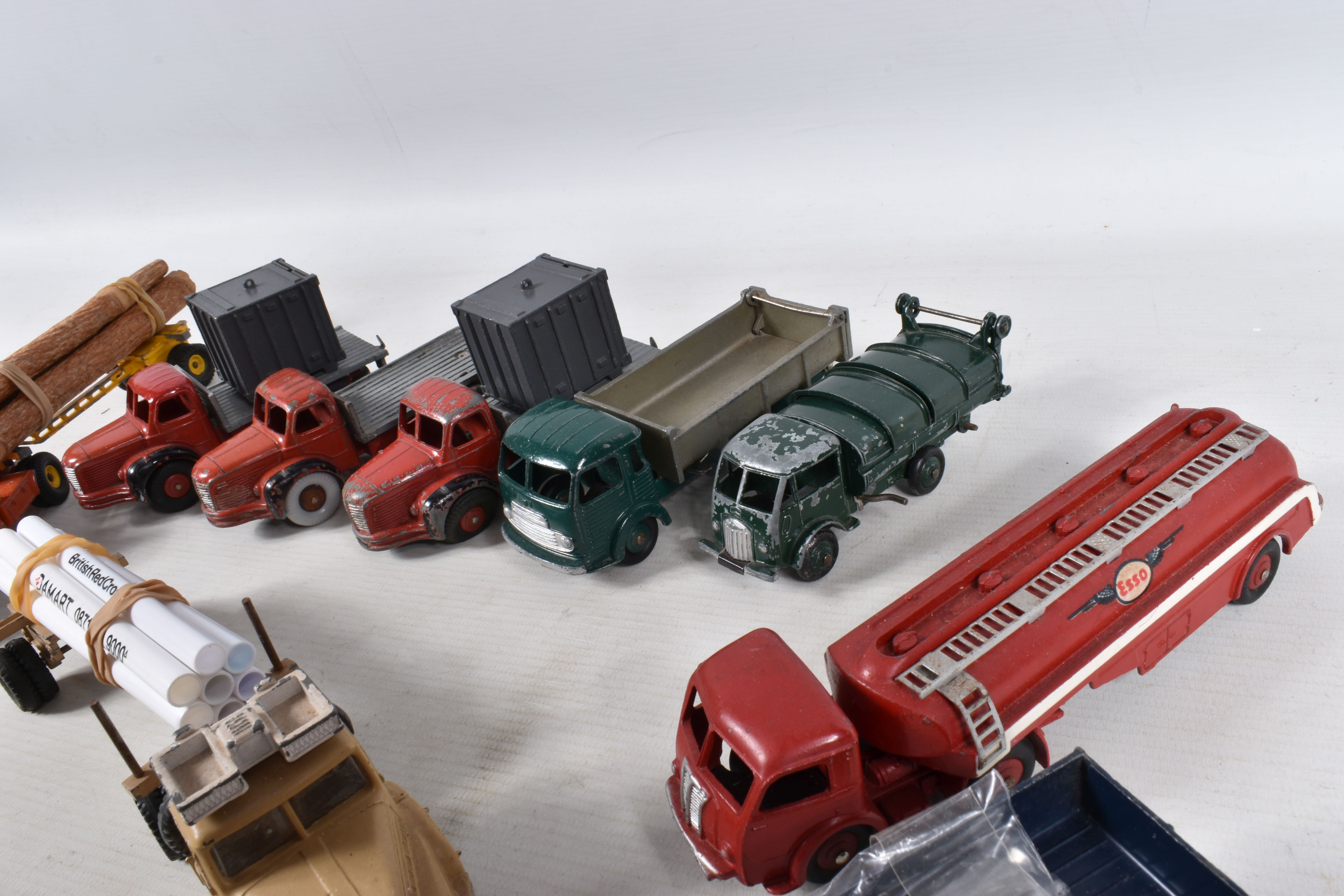 A QUANTITY OF UNBOXED AND ASSORTED PLAYWORN FRENCH DINKY TOYS LORRIES AND TRUCKS, to include Panhard - Image 5 of 7