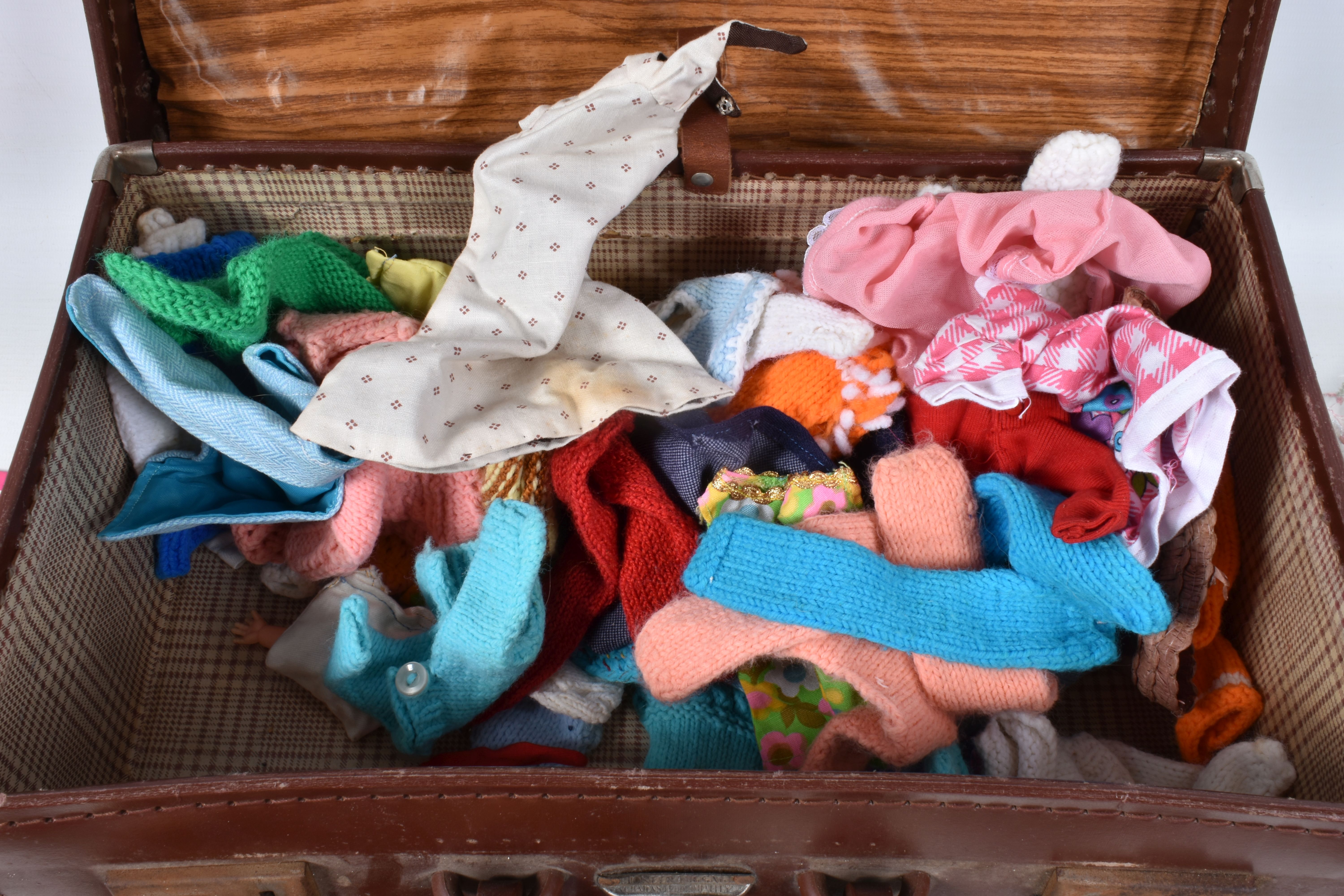 A QUANTITY OF ASSORTED VINTAGE DOLLS, CLOTHING AND ACCESSORIES, to include Pedigree Sindy (back of - Image 9 of 13