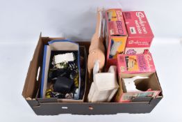 A QUANTITY OF BOXED AND UNBOXED PEDIGREE SINDY DOLLS, CLOTHING FURNITURE AND ACCESSORIES, to include