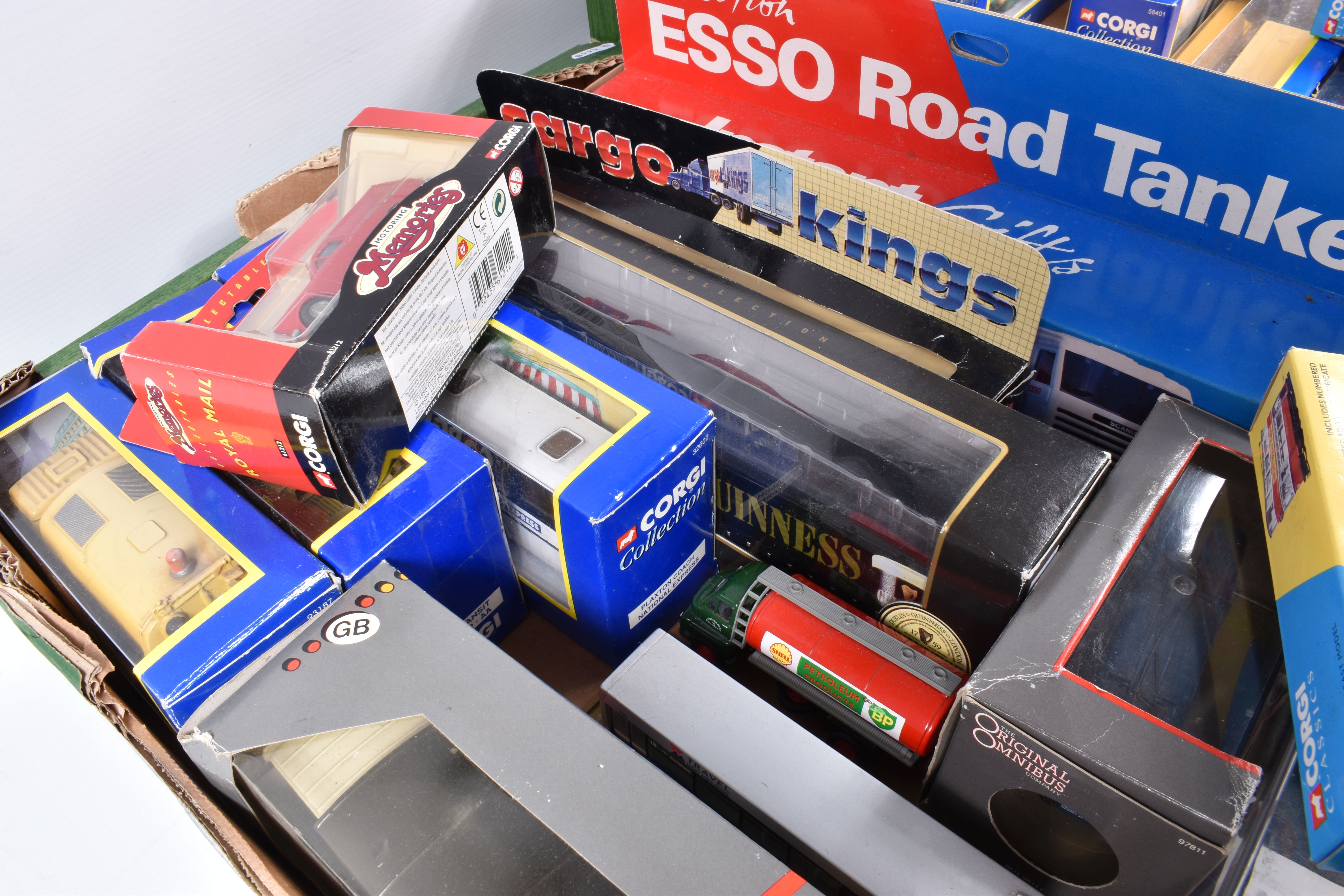 A QUANTITY OF BOXED AND UNBOXED DIECAST TRUCK, LORRY, BUS AND COACH MODELS, mainly modern items - Image 4 of 4