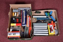 A QUANTITY OF UNBOXED OO GAUGE MODEL RAILWAY ITEMS, to include Hornby A4 class locomotive 'Golden