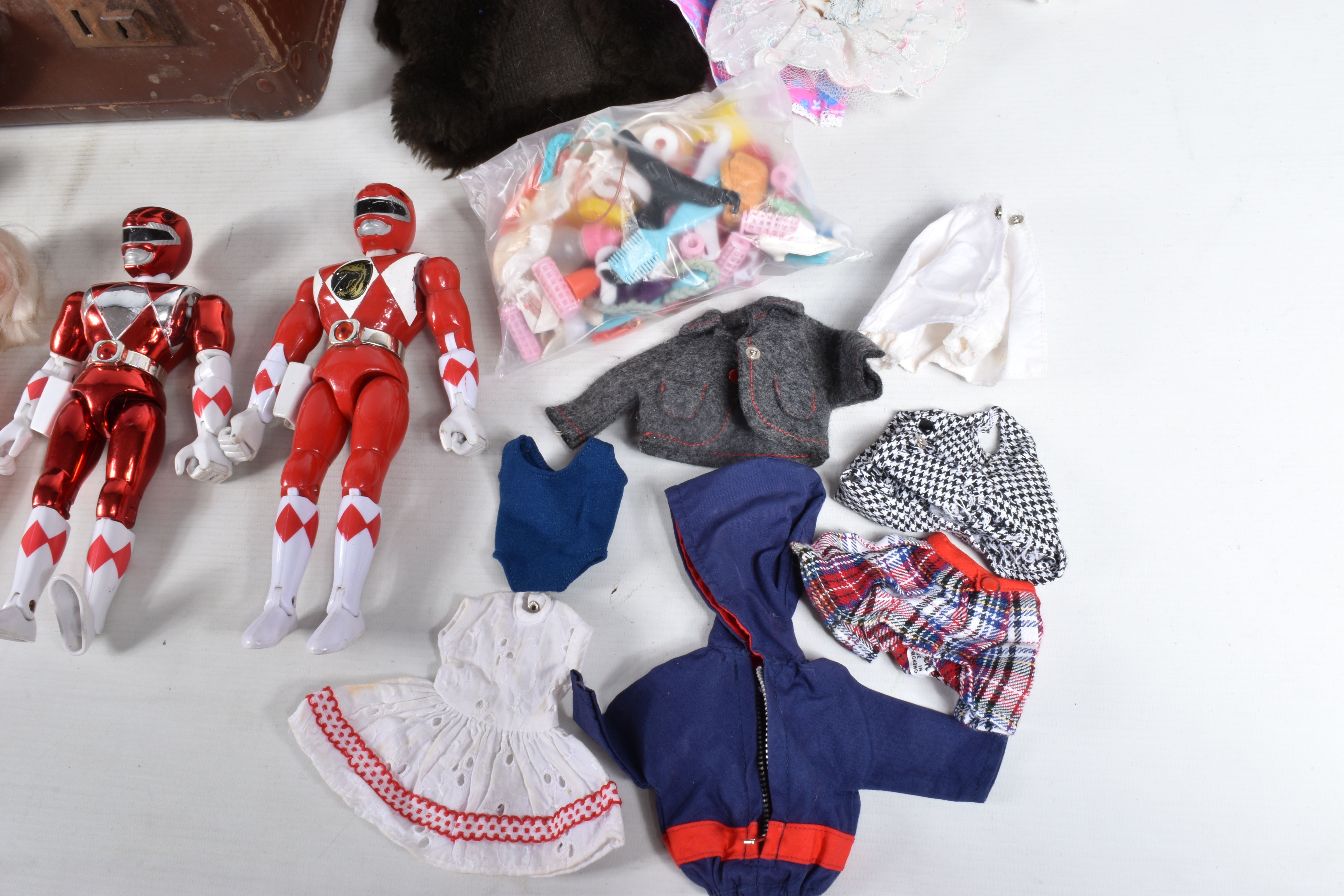 A QUANTITY OF ASSORTED VINTAGE DOLLS, CLOTHING AND ACCESSORIES, to include Pedigree Sindy (back of - Image 4 of 13