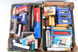 A QUANTITY OF BOXED AND UNBOXED DIECAST TRUCK, LORRY, BUS AND COACH MODELS, mainly modern items