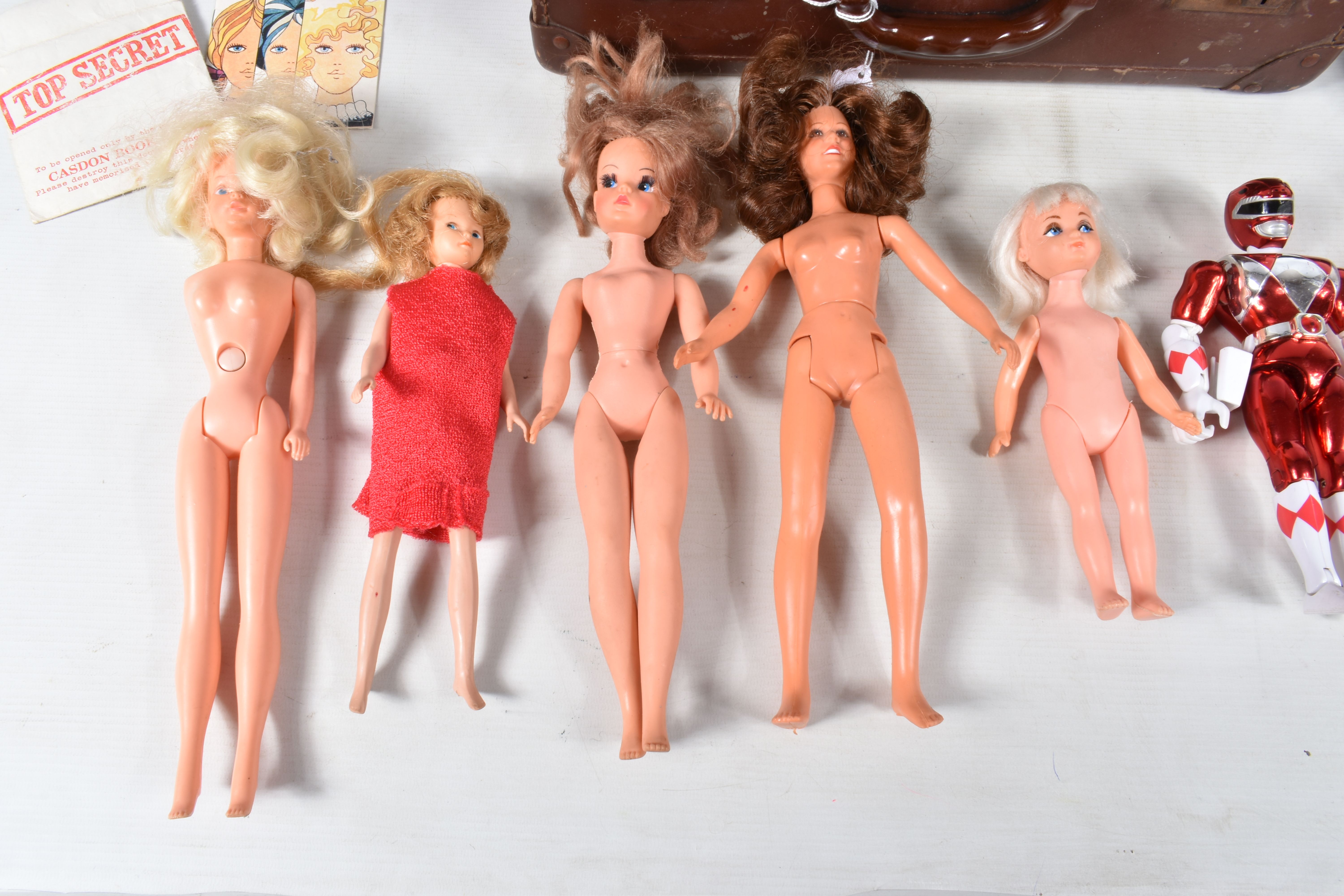 A QUANTITY OF ASSORTED VINTAGE DOLLS, CLOTHING AND ACCESSORIES, to include Pedigree Sindy (back of - Image 7 of 13