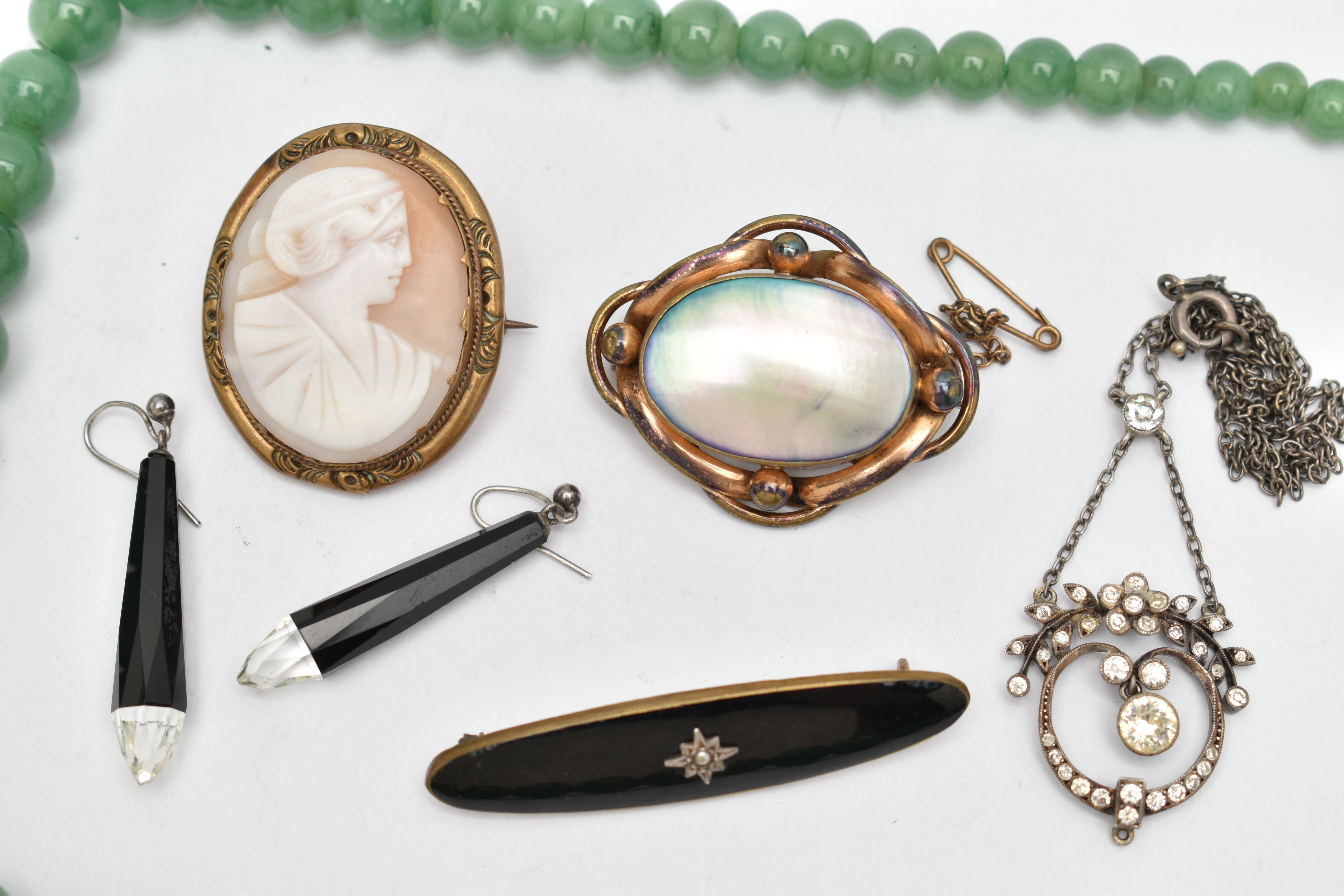 A BAG OF ASSORTED JEWELLERY, to include a base metal carved shell cameo brooch, a shell and base - Image 3 of 4