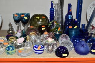 A SELECTION OF DECORATIVE GLASSWARES ETC, to include a striped glass vase, approximate height