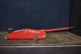 AN UNBRANDED RED PAINTED CAR JACK (condition report: mechanism working, small amount of rust and