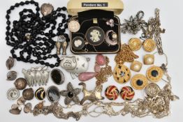 AN ASSORTMENT OF WHITE METAL AND COSTUME JEWELLERY, to include a 'Wedgwood' cameo brooch and