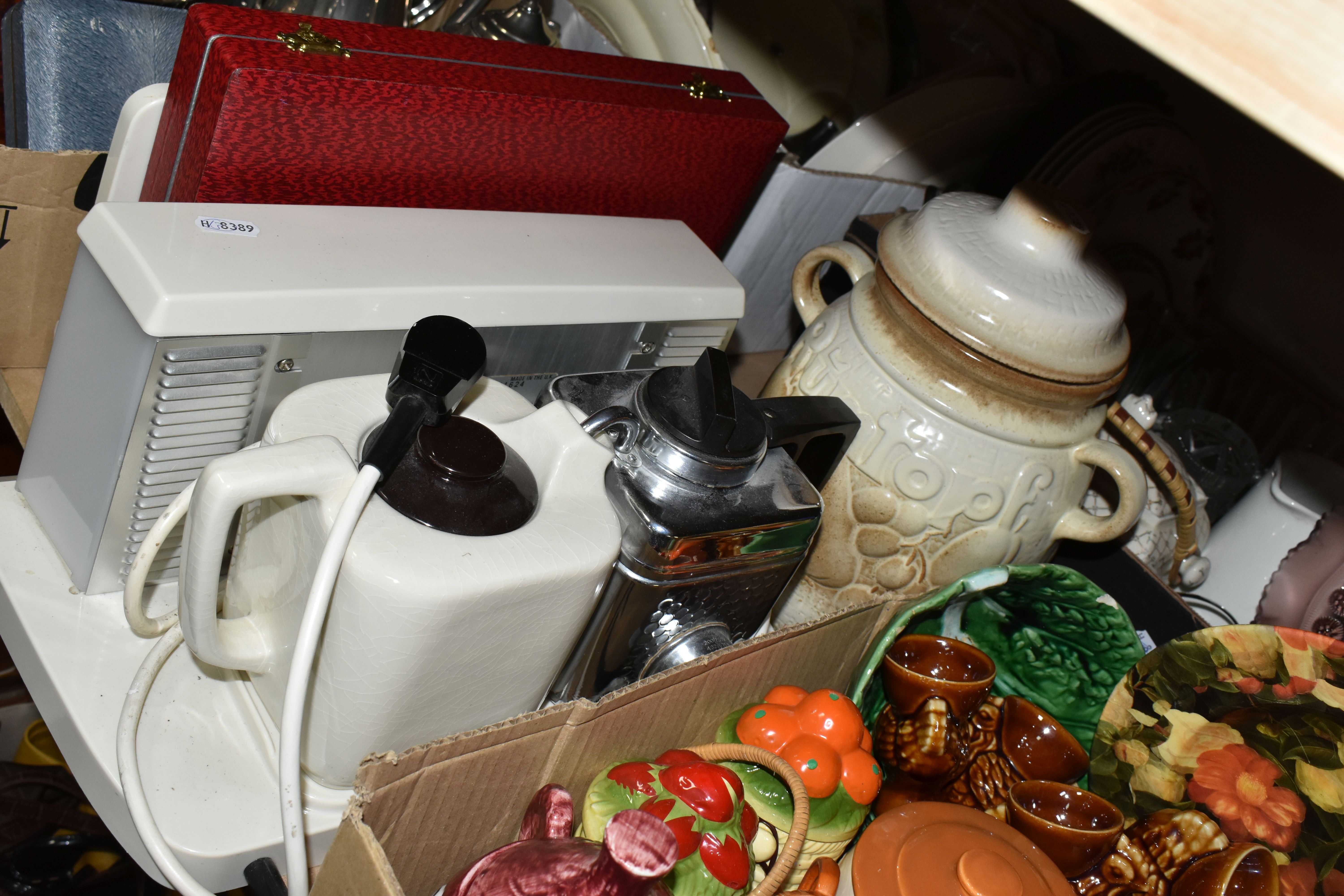 SIX BOXES AND LOOSE SUNDRY ITEMS ETC, to include plated wares, boxed flatware, advertising wares - Image 6 of 11