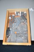 A SMALL TRAY OF LEAD CUTOFFS AND OLD LEAD WHEEL WEIGHTS