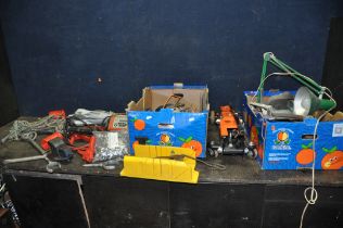 TWO TRAYS CONTAINING TOOLS AND AUTOMOTIVE TOOLS including a Halfords 3 tonne trolley jack, a Black