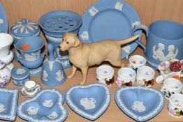 A GROUP OF WEDGWOOD JASPERWARE, A BESWICK LABRADOR AND VARIOUS GIFTWARES, to include sixteen