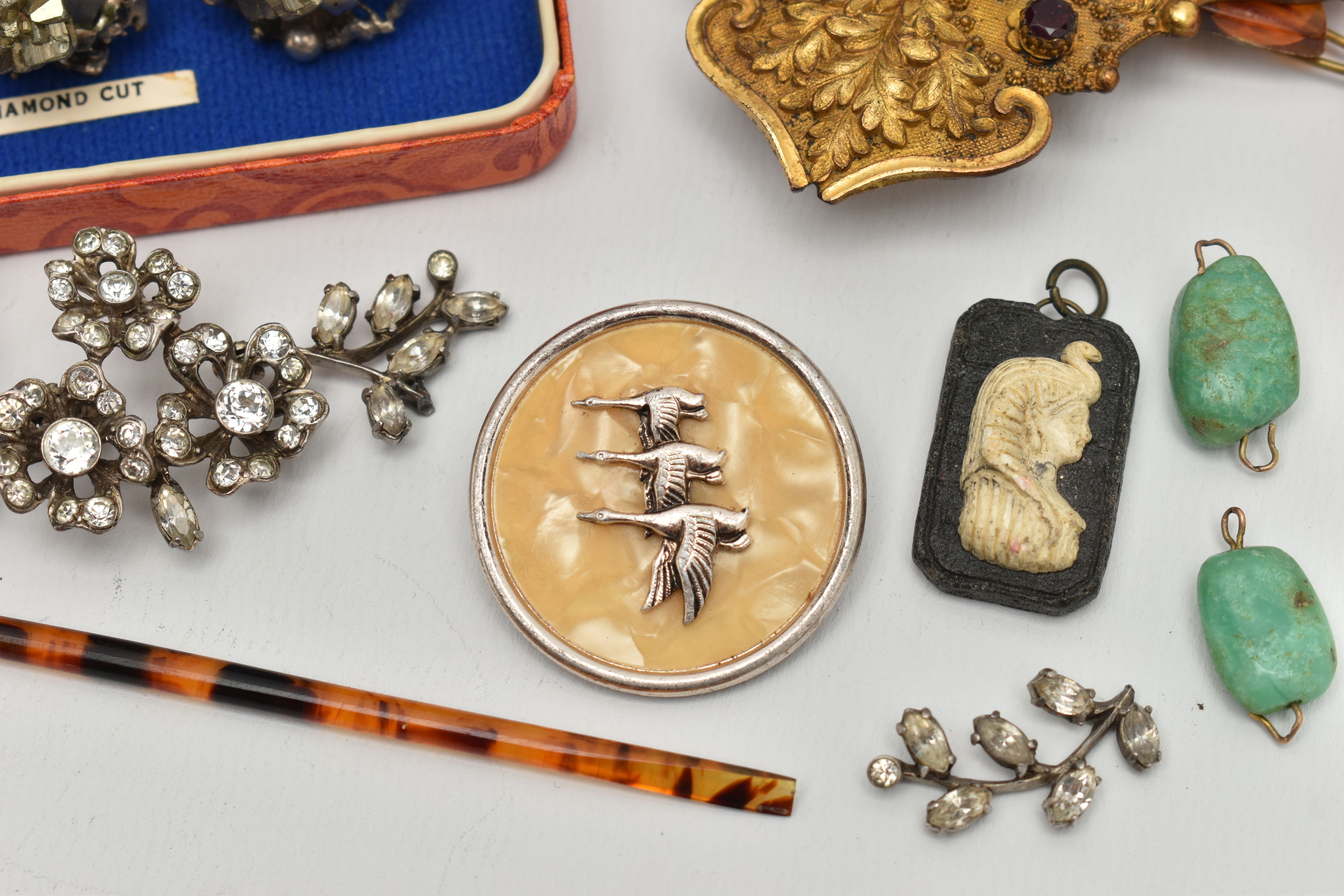 A SMALL ASSORTMENT OF JEWELLERY, to include an early 20th century coral clip, a mid century white - Image 3 of 4