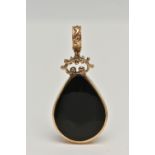 A 9CT GOLD PENDANT, pear shape drop pendant, set with onyx and sodalite inlays, in a collet mount,