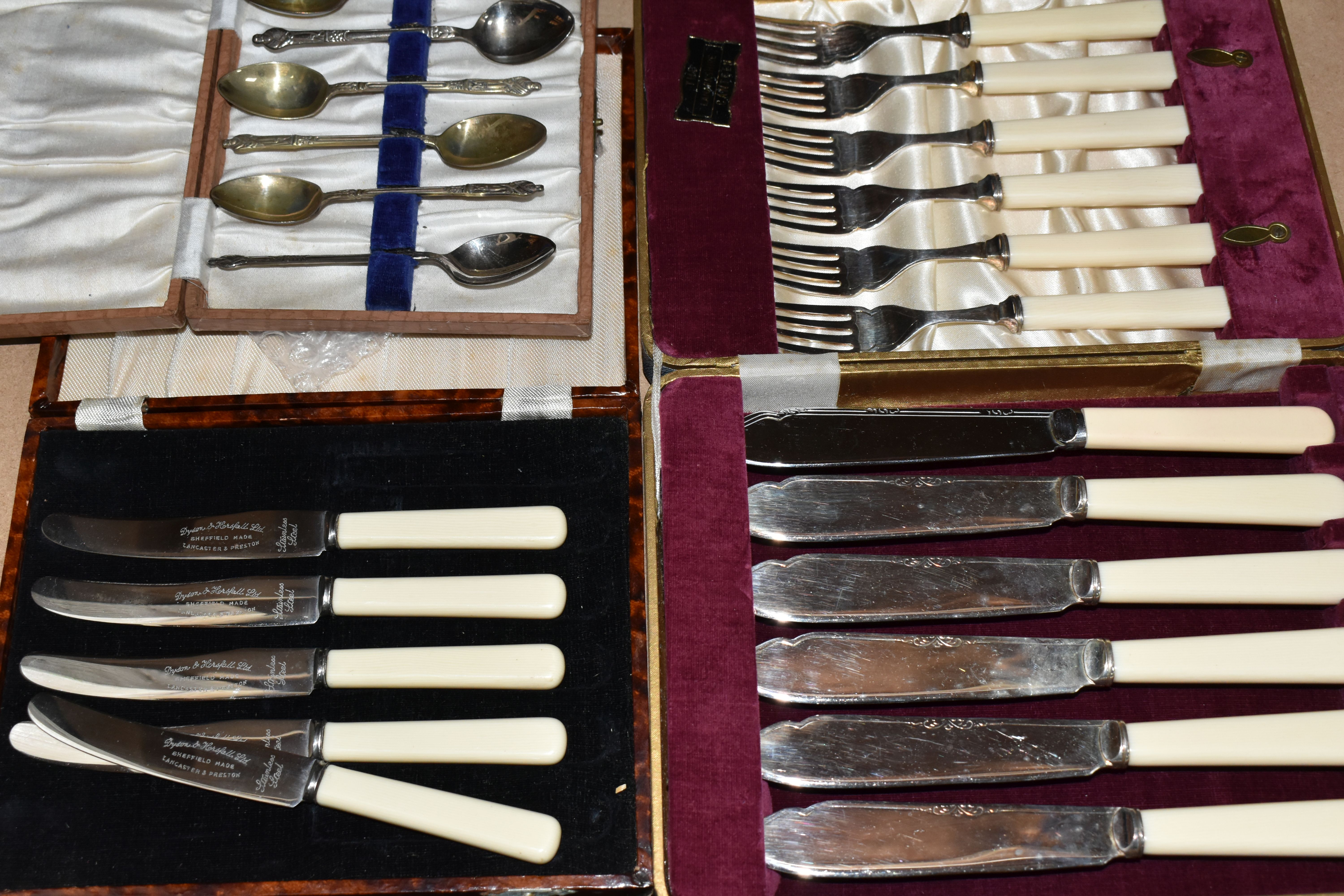 SIX BOXES AND LOOSE SUNDRY ITEMS ETC, to include plated wares, boxed flatware, advertising wares - Image 8 of 11
