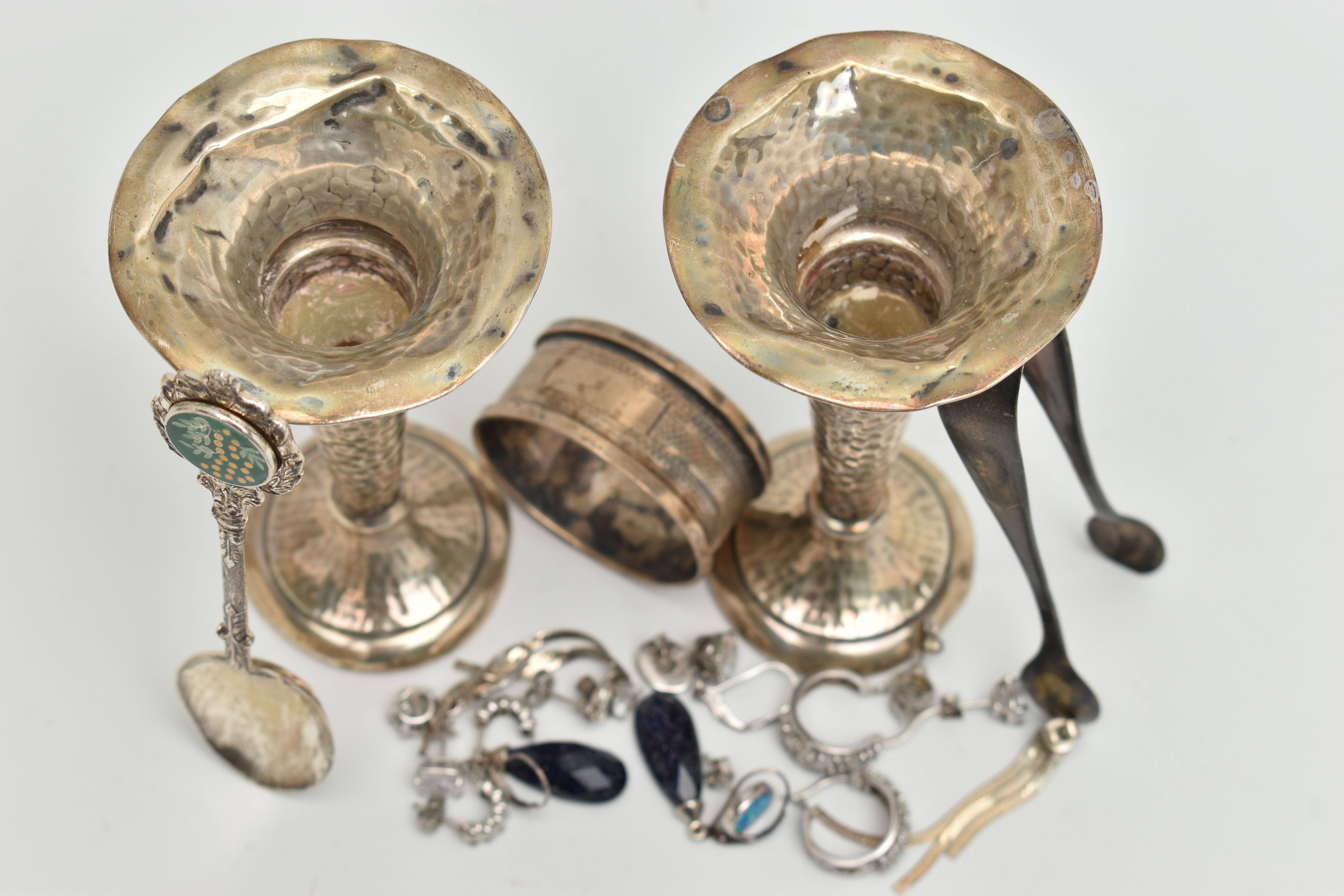 A SMALL ASSORTMENT OF SILVER ITEMS, to include a pair of weighted base posey vases, a silver - Image 5 of 5
