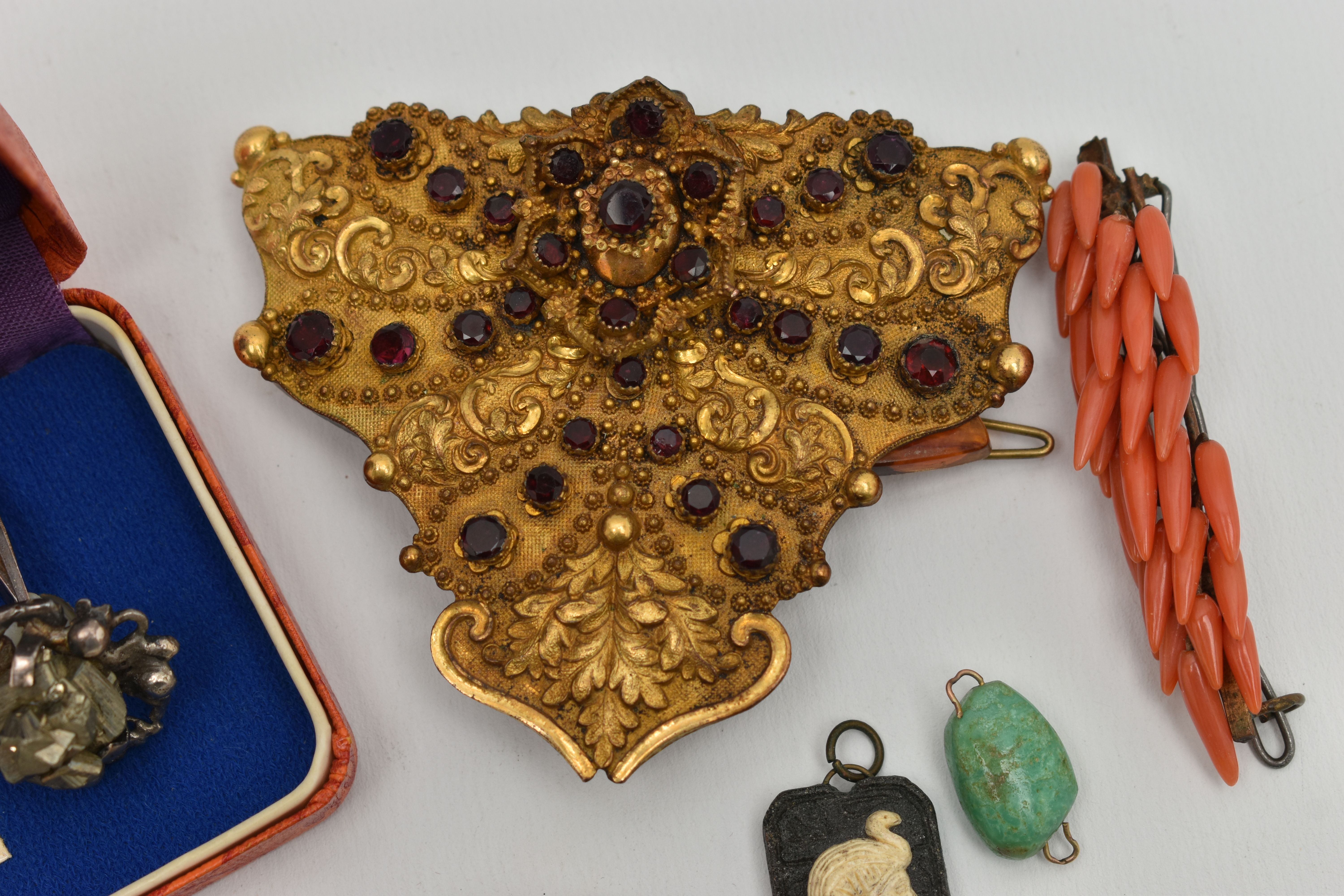 A SMALL ASSORTMENT OF JEWELLERY, to include an early 20th century coral clip, a mid century white - Image 4 of 4