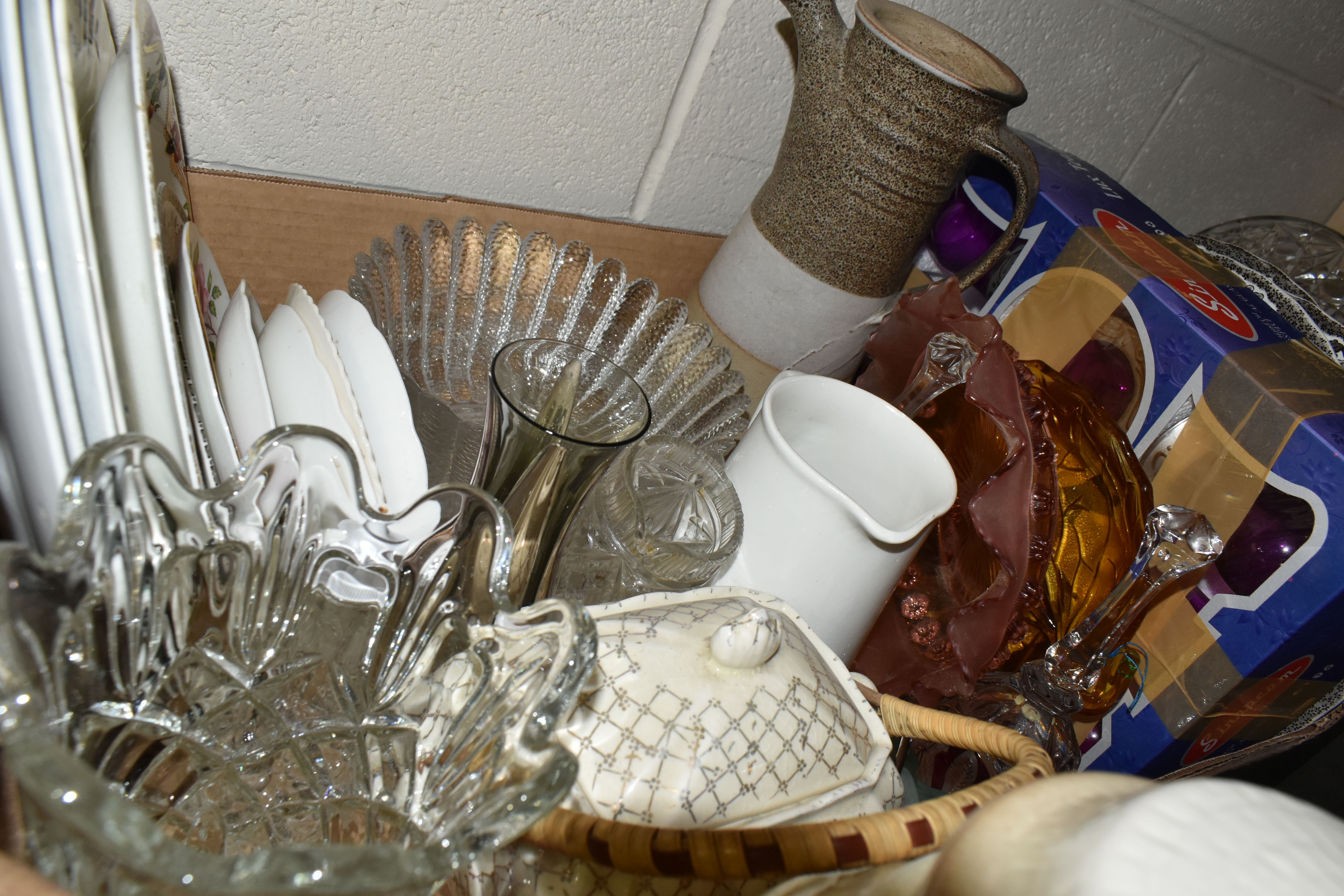 SIX BOXES AND LOOSE SUNDRY ITEMS ETC, to include plated wares, boxed flatware, advertising wares - Image 10 of 11