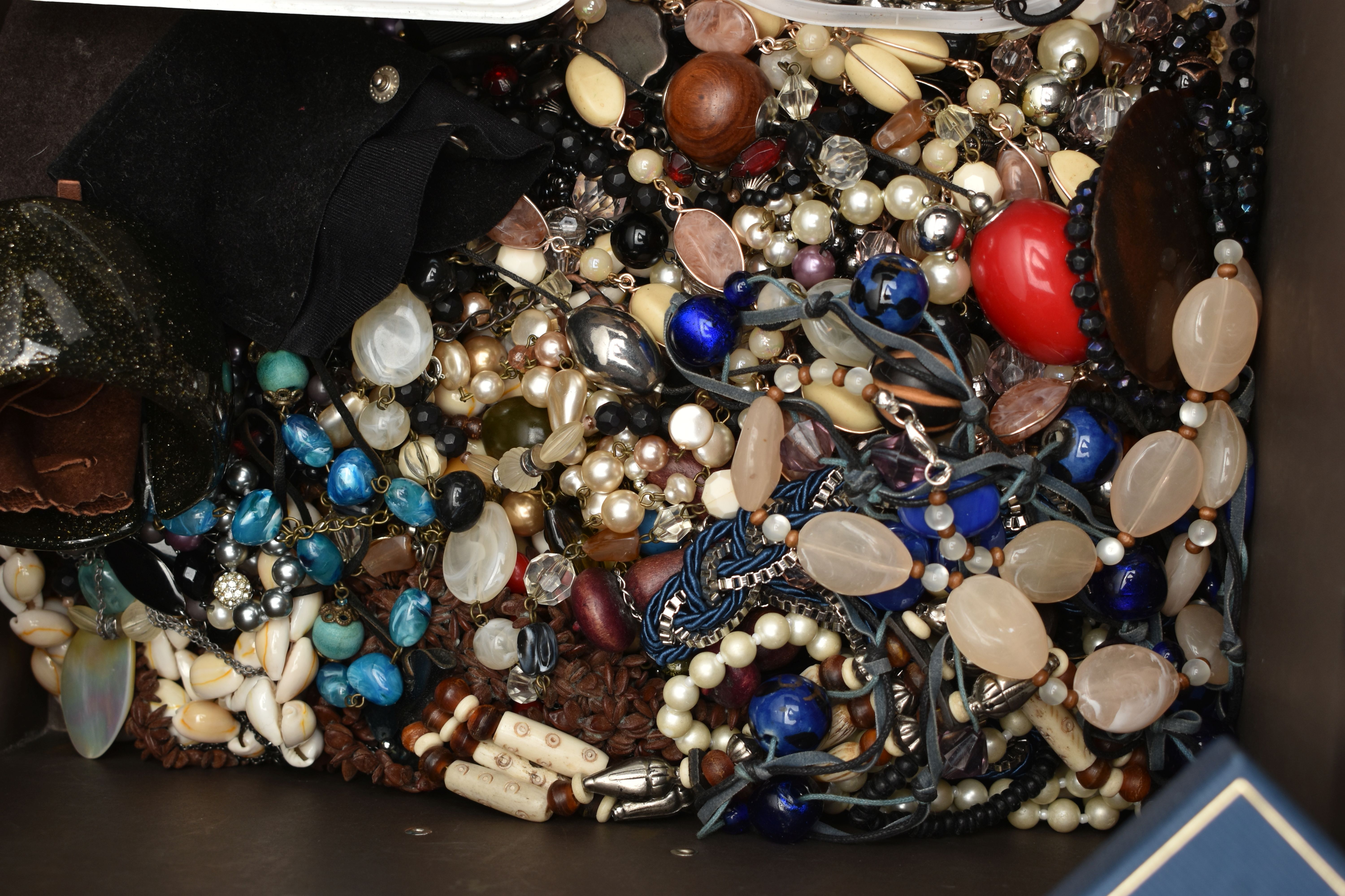 A BOX OF ASSORTED COSTUME JEWELLERY, to include beaded necklaces, clip on earrings, bangles, chain - Image 4 of 5