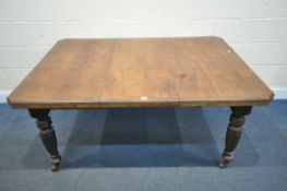 AN EDWARDIAN CENTURY WALNUT WIND OUT DINING TABLE, with one additional leaf, open length 148cm x