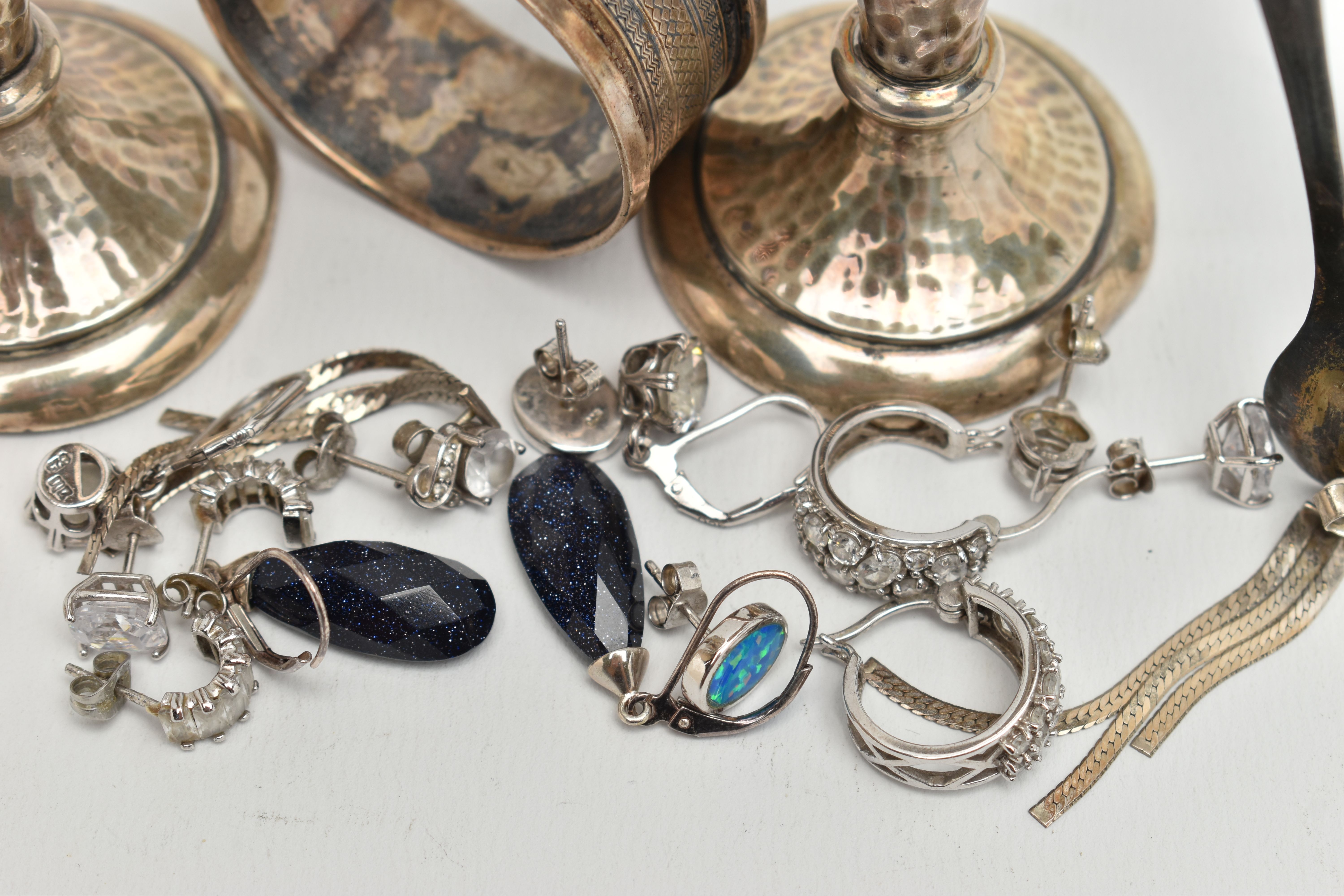 A SMALL ASSORTMENT OF SILVER ITEMS, to include a pair of weighted base posey vases, a silver - Image 4 of 5