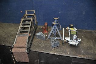 A MASTER MECHANIC TC2000 2 TONNE TROLLEY JACK, a bottle jack, a pair of axle stands, a pair of wheel