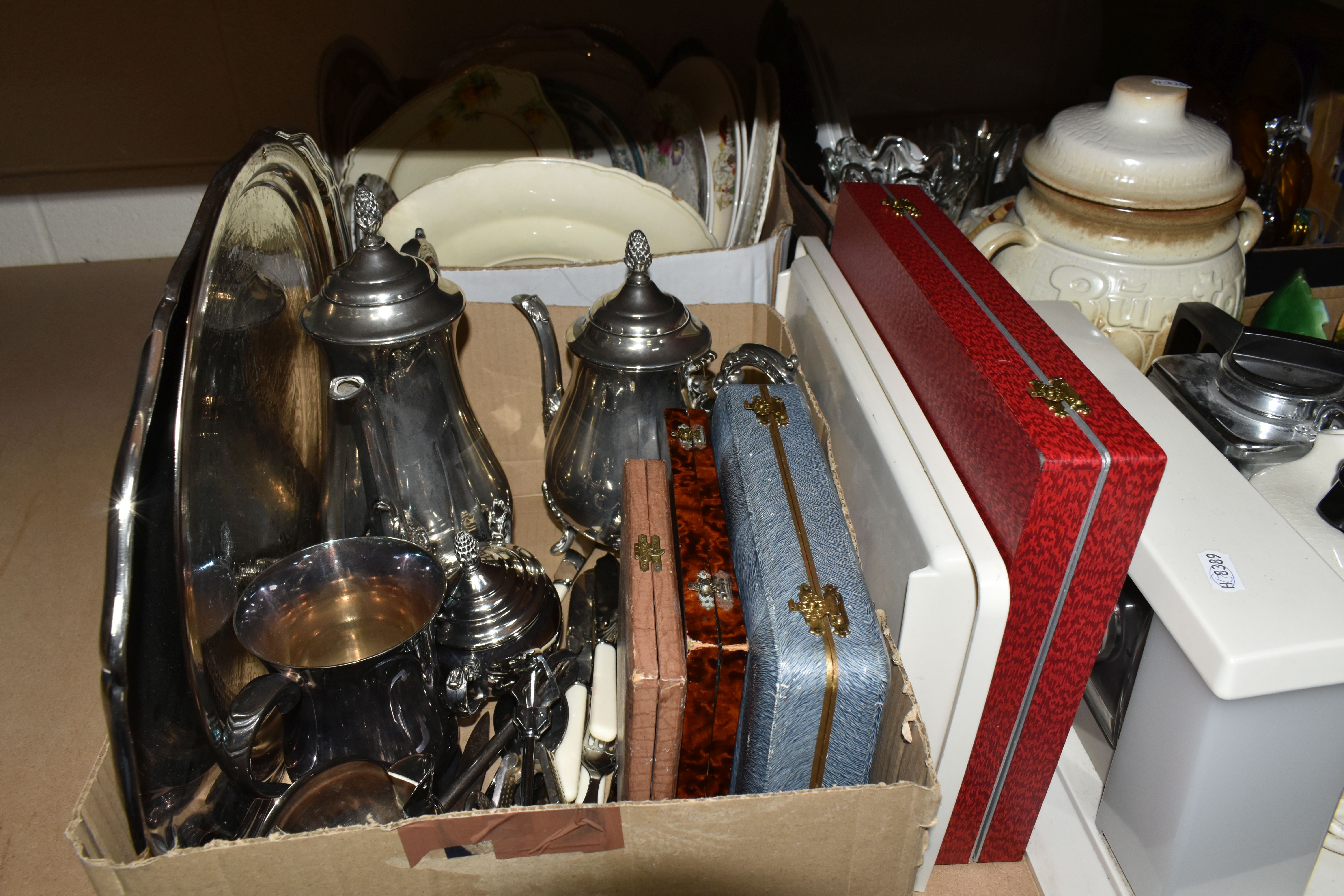 SIX BOXES AND LOOSE SUNDRY ITEMS ETC, to include plated wares, boxed flatware, advertising wares - Image 7 of 11