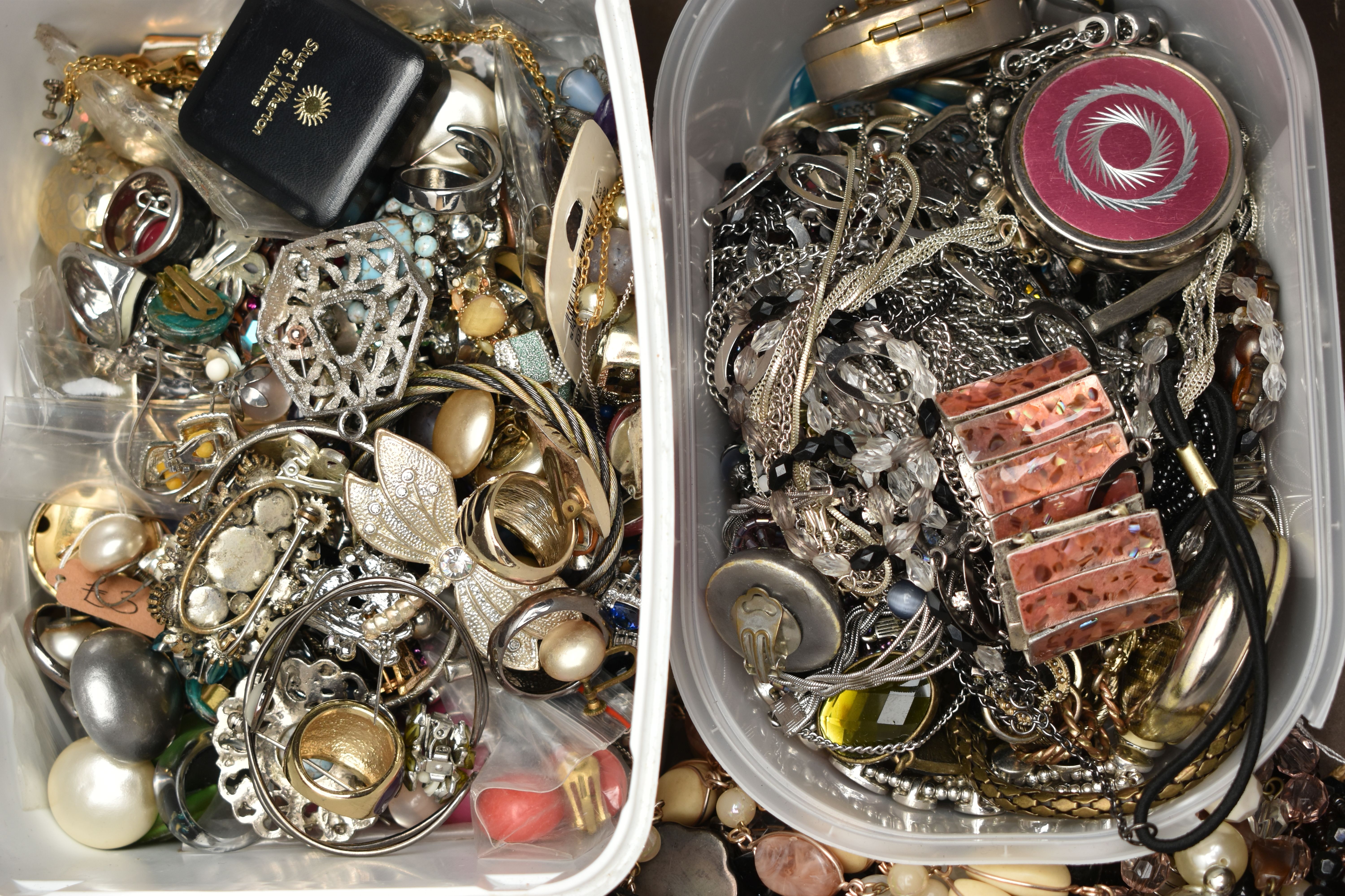 A BOX OF ASSORTED COSTUME JEWELLERY, to include beaded necklaces, clip on earrings, bangles, chain - Image 5 of 5