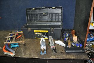 A STANLEY TOOLBOX CONTAINING CARPENTRY TOOLS including a Stanley No 4 1/2 plane, a Stanley No4