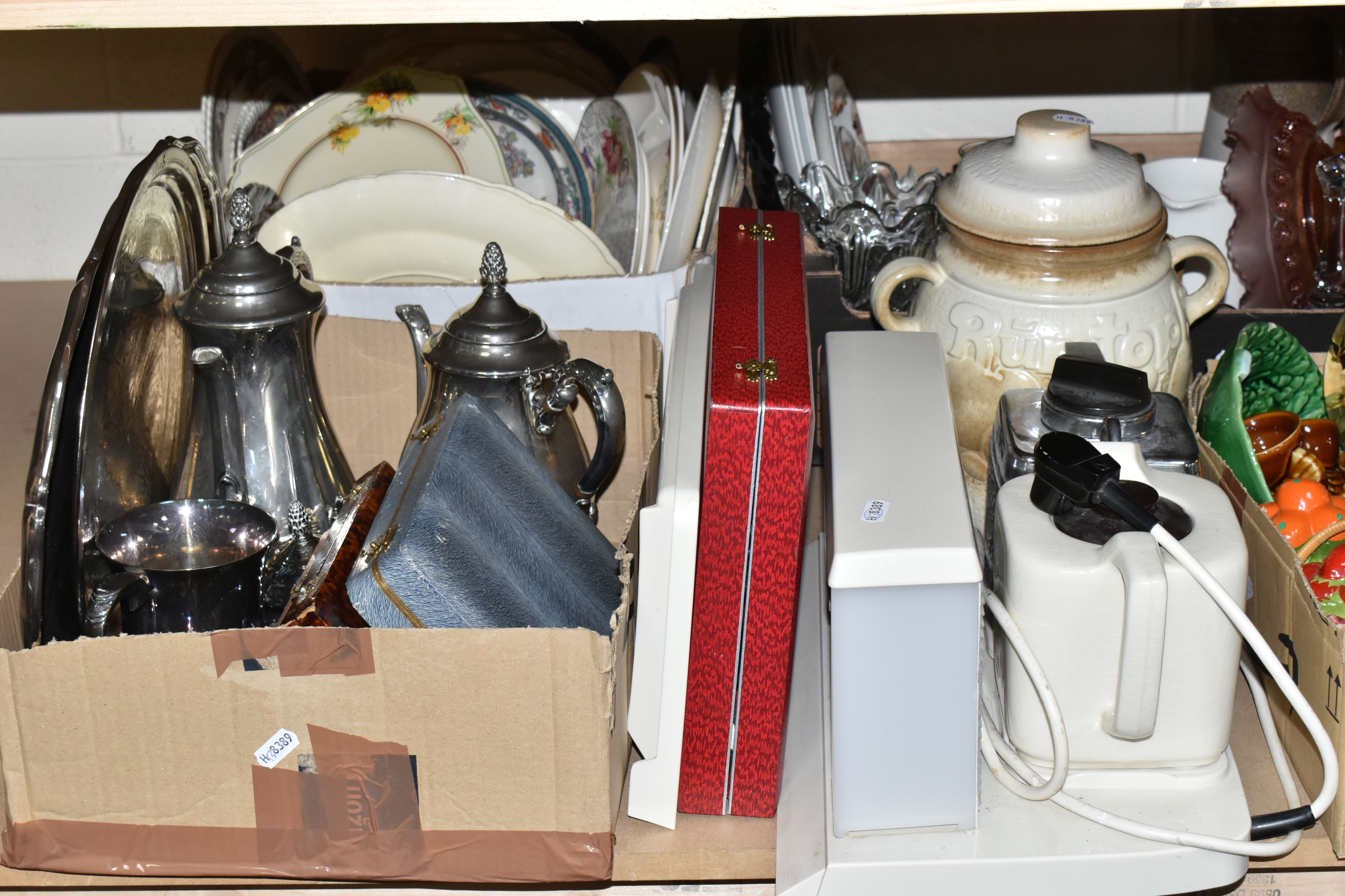 SIX BOXES AND LOOSE SUNDRY ITEMS ETC, to include plated wares, boxed flatware, advertising wares - Image 2 of 11