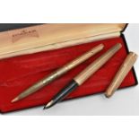 A 9CT GOLD 'PARKER' FOUNTAIN PEN AND PENCIL, engine turned pattern, monogram engraving to the