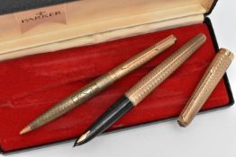A 9CT GOLD 'PARKER' FOUNTAIN PEN AND PENCIL, engine turned pattern, monogram engraving to the