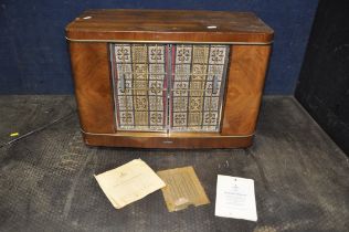 A VINTAGE SIEMENS UKW-SENDERTABELLE VALVE RADIO in walnut case with two double hinged doors to front