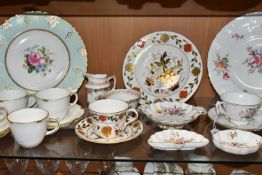 A GROUP OF ROYAL CROWN DERBY TEA AND GIFT WARES, comprising an Imari 8687 pattern tea plate,