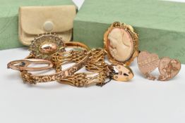 A SELECTION OF YELLOW METAL JEWELLERY, to include a Victorian rolled gold brooch, a gold fronted