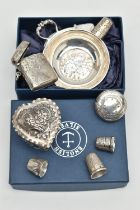 ASSORTED SILVER ITEMS, to include a silver thimble with a woodland animal design, hallmarked '