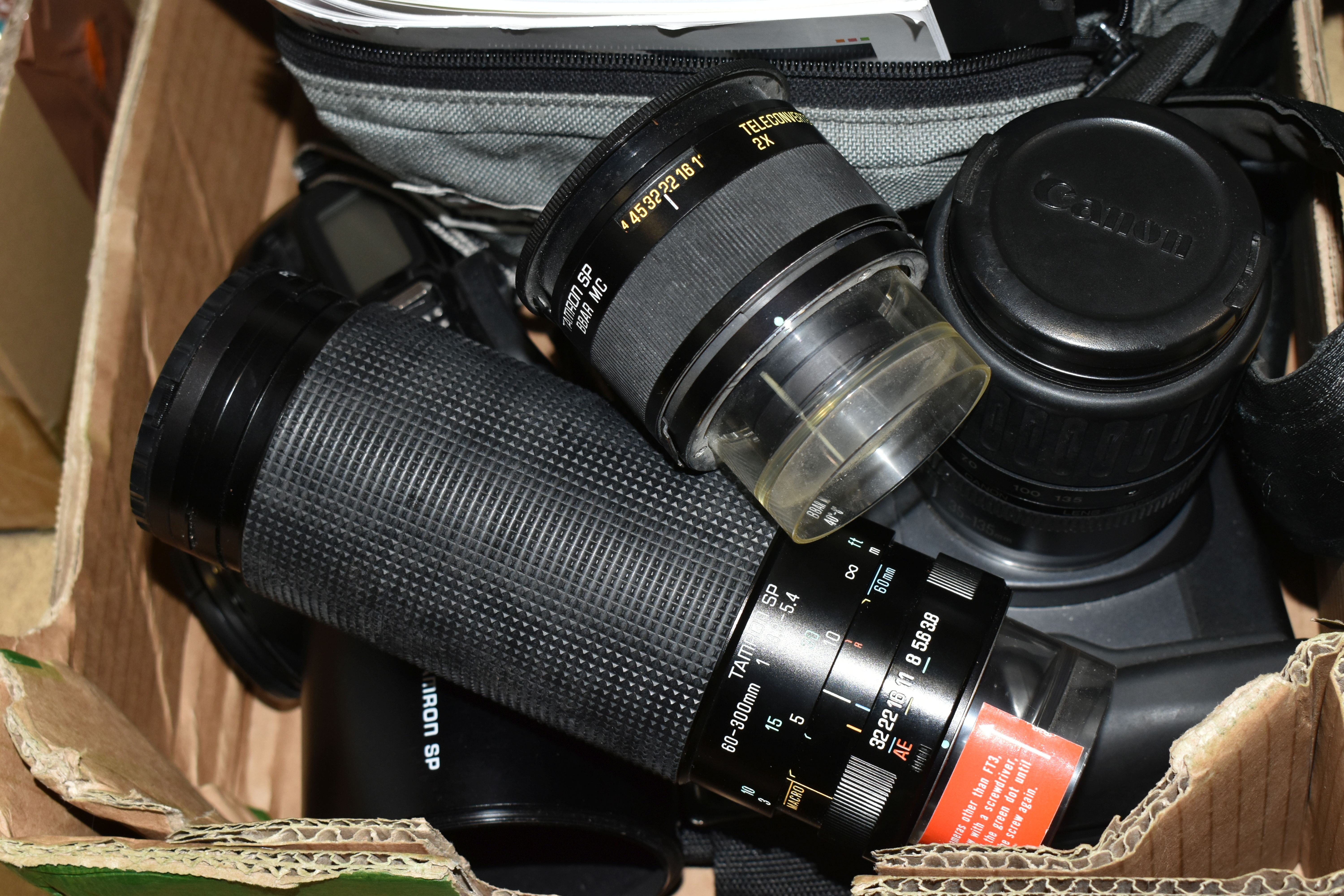 A BOX OF CAMERAS AND PHOTOGRAPHIC EQUIPMENT, to include a Canon EOS 1000F camera fitted with an f1.8 - Image 4 of 4