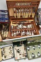 ASSORTED CUTLERY, to include a wooden canteen with cutlery, cased coffee spoons, cased cake forks, a