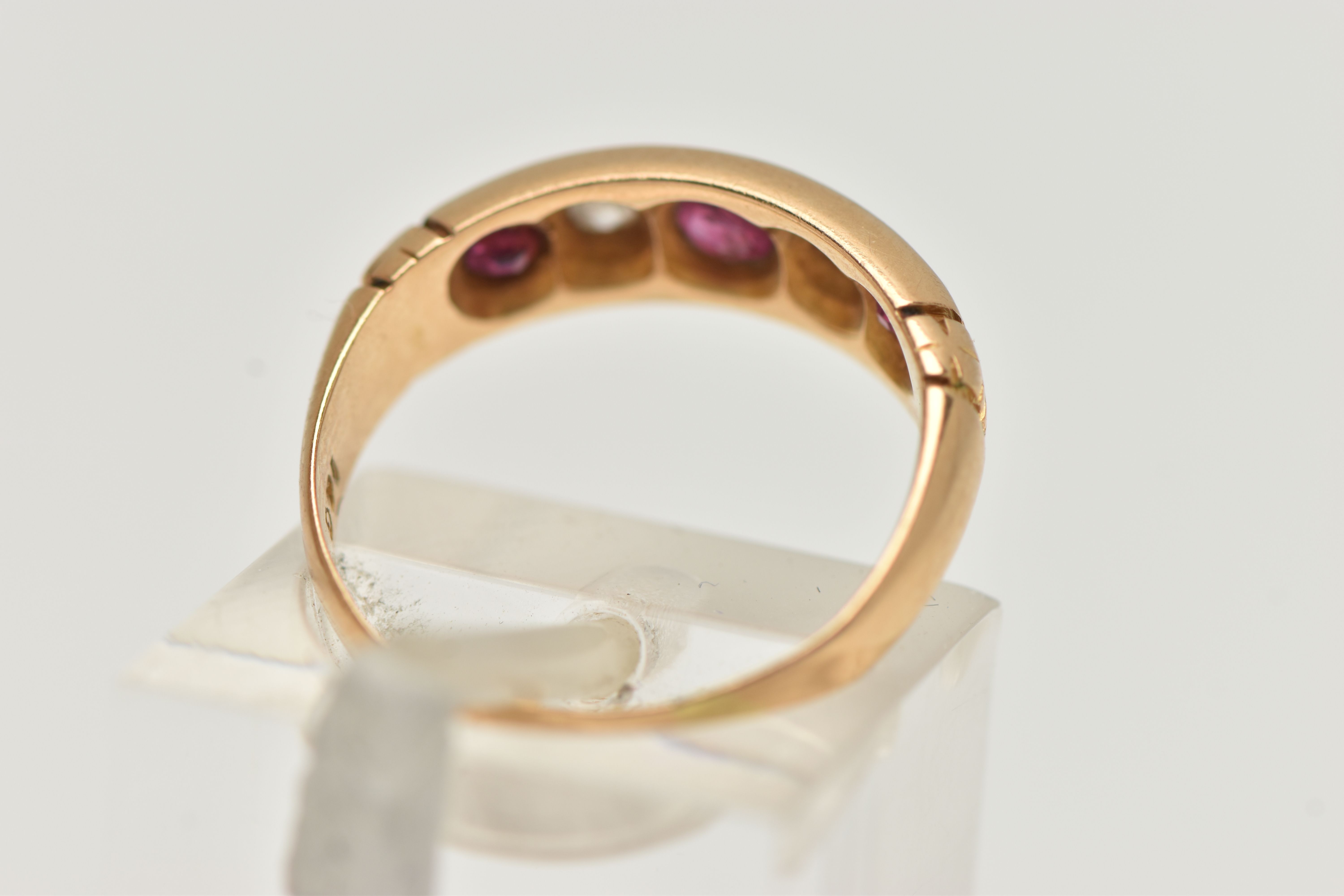 AN EARLY 20TH CENTURY, 18CT GOLD RUBY AND DIAMOND FIVE STONE RING, set with three circular cut - Image 3 of 4