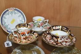 A STEVENSON & HANCOCK DERBY IMARI PORCELAIN COFFEE CAN AND SAUCER TOGETHER WITH OTHER CUPS AND