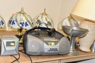 A GROUP OF TABLE LAMPS AND RADIOS, comprising five brass table lamps with transfer print glass